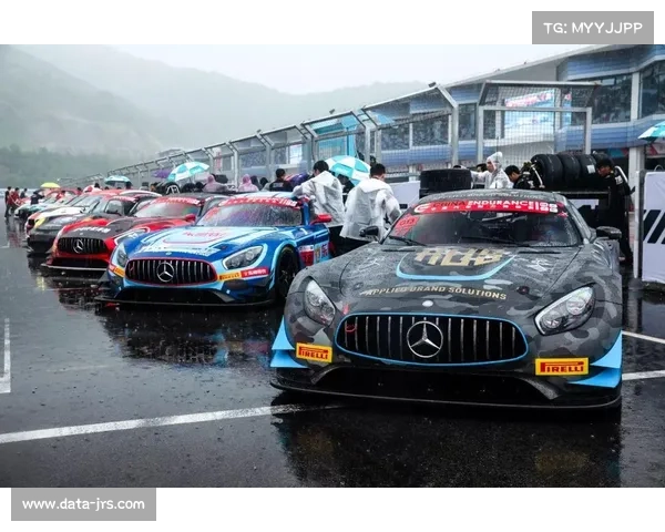 大雨突袭大理赛段，车手集体更换雨胎应对湿滑路面