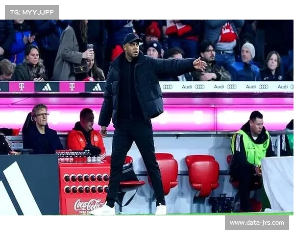 拜仁球迷客场高歌助威，斯图加特主场气氛低迷